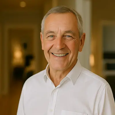 Testimonial Mann, um die 70 Jahre alt, weißes Hemd, kurzes Haar, freundlicher Blick